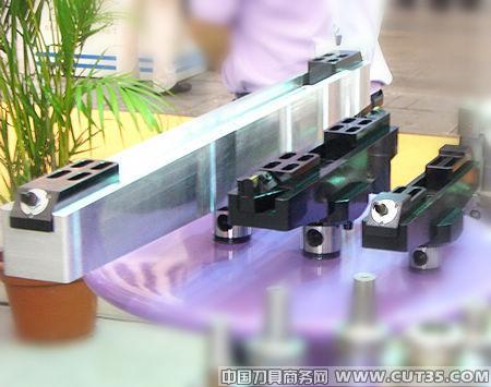 成都千木在东博展展出用于加工风电轮机的大直径镗刀