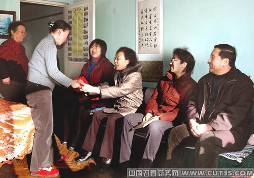 哈尔滨市总工会领导慰问哈量困难员工