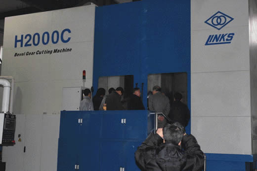 哈量大型数控螺旋锥齿轮加工机床通过科技成果和新产品鉴定