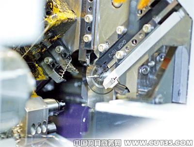 纵向车削有效加工小型精密工件