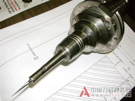 硬质材料铣削加工中的轴向夹紧装置