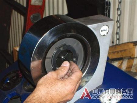 硬质材料铣削加工中的轴向夹紧装置